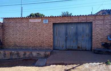 Imagem: A casa possui 2 Dormitórios, 2 Banheiros, 2 Vagas na garagem