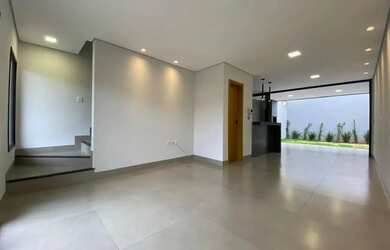 Imagem: A casa possui 3 Dormitórios, 3 Banheiros, 2 Vagas na garagem