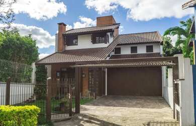 Imagem: A casa possui 3 Dormitórios, 2 Banheiros, 4 Vagas na garagem
