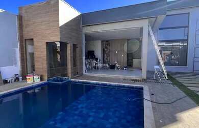 Imagem: A casa possui 3 Dormitórios, 2 Banheiros, 4 Vagas na garagem