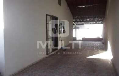 Imagem: A casa possui 2 Dormitórios, 1 Banheiro, 4 Vagas na garagem