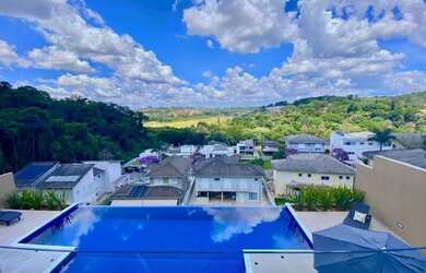 Imagem: A casa em condomínio possui 4 Dormitórios, 5 Banheiros, 5