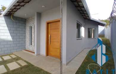 Imagem: A casa possui 3 Dormitórios, 2 Banheiros, 2 Vagas na garagem