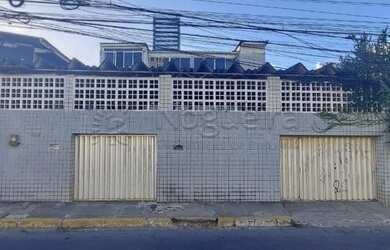 Imagem: A casa possui 5 Dormitórios, 1 Banheiro, 4 Vagas na garagem