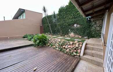 Imagem: A casa possui 3 Dormitórios, 3 Banheiros, 2 Vagas na garagem