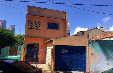 Imagem: A casa possui 5 Dormitórios, 3 Banheiros, 1 Vaga na garagem