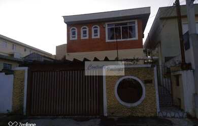 Imagem: A casa possui 3 Dormitórios, 3 Banheiros, 2 Vagas na garagem