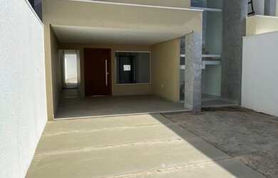 Imagem: A casa possui 3 Dormitórios, 3 Banheiros, 2 Vagas na garagem