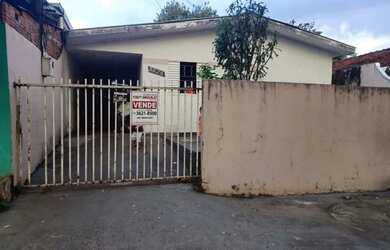 Imagem: A casa possui 4 Dormitórios, 1 Banheiro, 1 Vaga na garagem