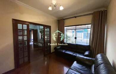 Imagem: A casa possui 3 Dormitórios, 2 Banheiros, 4 Vagas na garagem