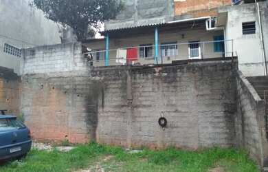 Imagem: A casa possui 1 Dormitório, 1 Banheiro, 1 Vaga na garagem