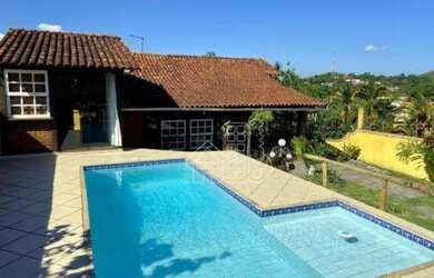 Imagem: A casa possui 3 Dormitórios, 5 Banheiros, 3 Vagas na garagem