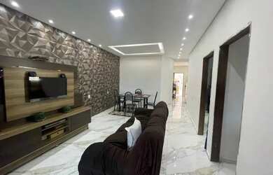 Imagem: A casa possui 3 Dormitórios, 2 Banheiros, 2 Vagas na garagem