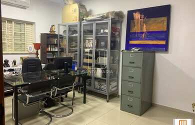 Imagem: O depósito possui 4 Vagas na garagem, 249m² de Área e está