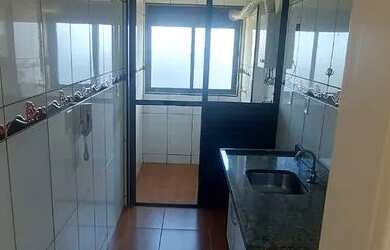 Imagem: O apartamento possui 2 Dormitórios, 1 Banheiro, 1 Vaga na garagem