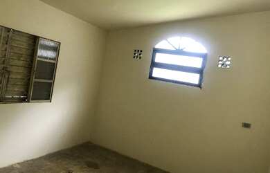 Imagem: A casa possui 1 Dormitório, 1 Banheiro, 2 Vagas na garagem