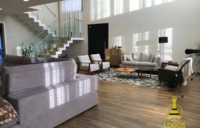 Imagem: A casa possui 3 Dormitórios, 3 Banheiros, 5 Vagas na garagem