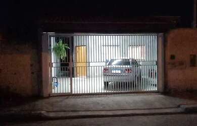 Imagem: A casa possui 3 Dormitórios, 1 Banheiro, 2 Vagas na garagem