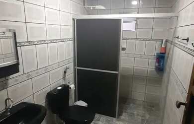 Imagem: A casa possui 3 Dormitórios, 1 Banheiro, 1 Vaga na garagem