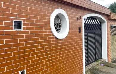 Imagem: A casa possui 3 Dormitórios, 1 Banheiro, 2 Vagas na garagem