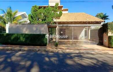 Imagem: A casa possui 3 Dormitórios, 4 Banheiros, 4 Vagas na garagem
