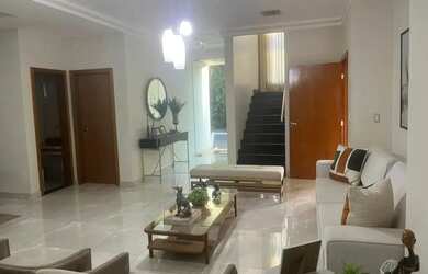 Imagem: A casa possui 4 Dormitórios, 5 Banheiros, 370m² de Área e