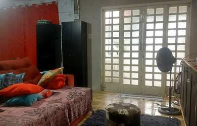 Imagem: A casa possui 3 Dormitórios, 2 Banheiros, 1 Vaga na garagem