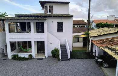 Imagem: A casa possui 2 Dormitórios, Acomodam 6 pessoas, 4 Vagas na