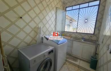 Imagem 2: Casa de Esquina no Dom Pedro 1 - Casa de esquina com um prédio