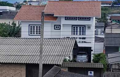 Imagem: A casa possui 5 Dormitórios, 5 Banheiros, 5 Vagas na garagem