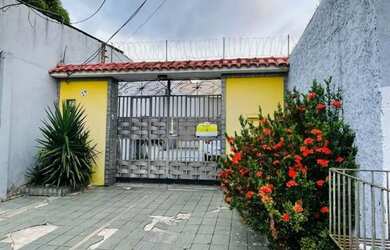 Imagem: A casa possui 3 Dormitórios, 2 Banheiros, 2 Vagas na garagem