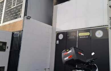 Imagem: A casa possui 3 Dormitórios, 1 Banheiro, 2 Vagas na garagem