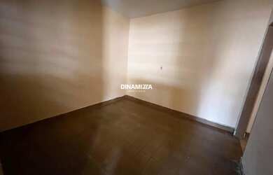 Imagem 7: Casa com garagem coberta e cozinha ampla, recém-reformada