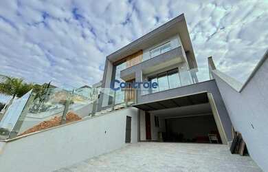 Imagem: A casa possui 3 Dormitórios, 4 Banheiros, 4 Vagas na garagem