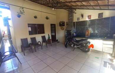 Imagem: A casa à venda possui 2 Dormitórios, 1 Banheiro, 1 Vaga na