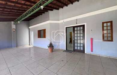 Imagem: A casa possui 2 Dormitórios, 2 Banheiros, 2 Vagas na garagem