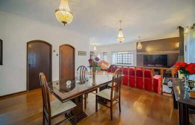 Imagem: A casa possui 4 Dormitórios, 5 Banheiros, 5 Vagas na garagem