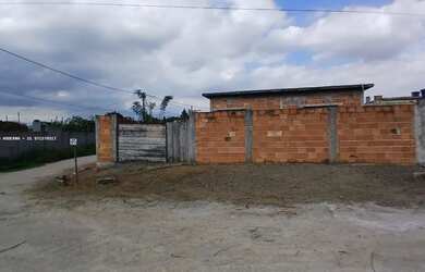 Imagem: A casa possui 2 Dormitórios, 1 Banheiro, 3 Vagas na garagem