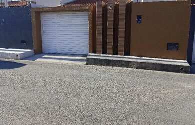 Imagem: A casa possui 2 Dormitórios, 1 Banheiro, 2 Vagas na garagem