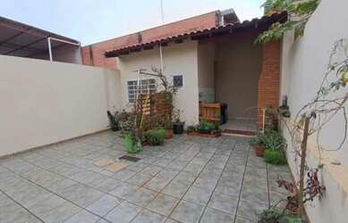 Imagem: A casa possui 2 Dormitórios, 2 Banheiros, 2 Vagas na garagem