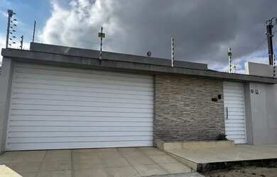 Imagem: A casa possui 3 Dormitórios, 3 Banheiros, 4 Vagas na garagem