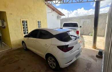 Imagem: A casa possui 3 Dormitórios, 2 Banheiros, 3 Vagas na garagem