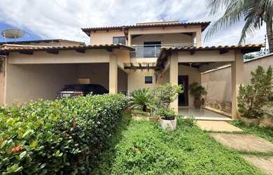 Imagem: A casa possui 4 Dormitórios, 5 Banheiros, 4 Vagas na garagem