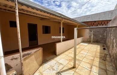 Imagem 13: Casa com garagem coberta e cozinha ampla, recém-reformada