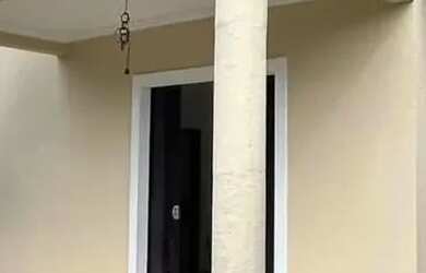 Imagem: A casa possui 3 Dormitórios, 2 Banheiros, 3 Vagas na garagem