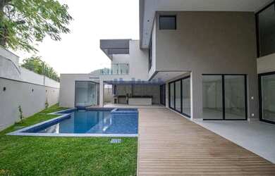 Imagem: A casa em condomínio possui 5 Dormitórios, 5 Banheiros, 2