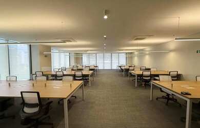 Imagem: O depósito possui 5 Vagas na garagem e 361m² de Área e está