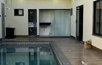 Imagem: A casa possui 3 Dormitórios, 2 Banheiros, 1 Vaga na garagem