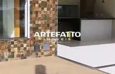 Imagem: A casa possui 3 Dormitórios, 3 Banheiros, 4 Vagas na garagem