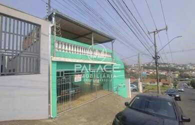 Imagem: A casa possui 5 Dormitórios, 3 Banheiros, 2 Vagas na garagem